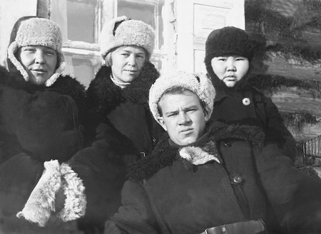Первый состав работников Красной Юрты. 1929–1930. А.А. Путинцева – вторая слева